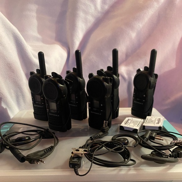 MOTOROLA CLS1110 6 PACK RADIO | 3 EAR PIECES | BLACK - Picture 5 of 5